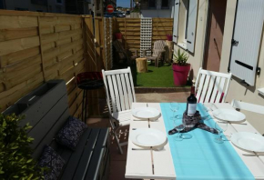 TERRASSE -100 m PLAGE - GRAND APPARTEMENT-8 PERS